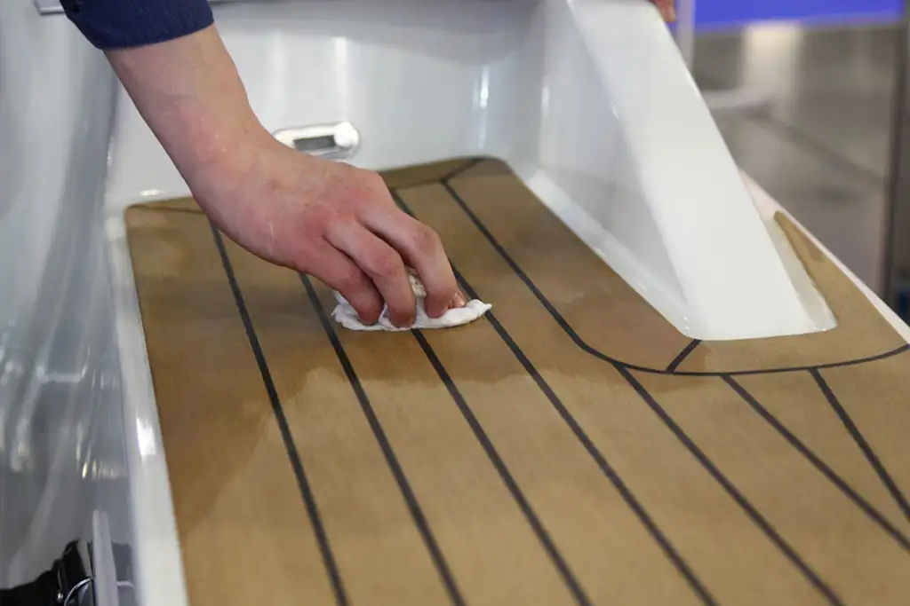 CLEANING THE VINYL ON YOUR BOAT